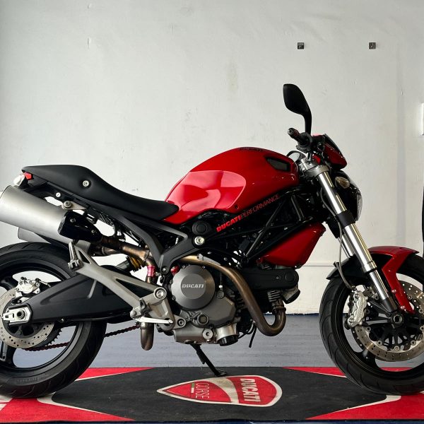 DUCATI MONSTER 696