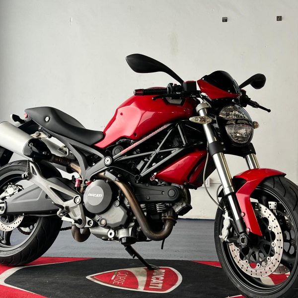 Alternative view of DUCATI MONSTER 696
