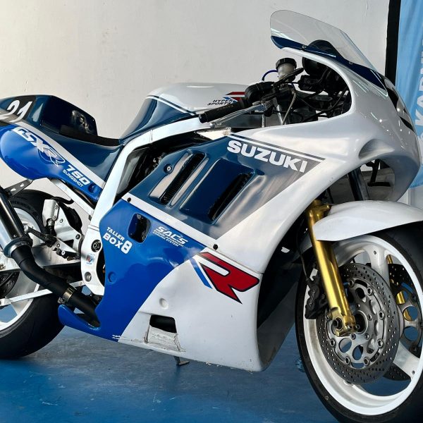 Alternative view of SUZUKI GSXR 750 89