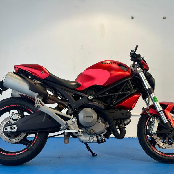 DUCATI MONSTER 696