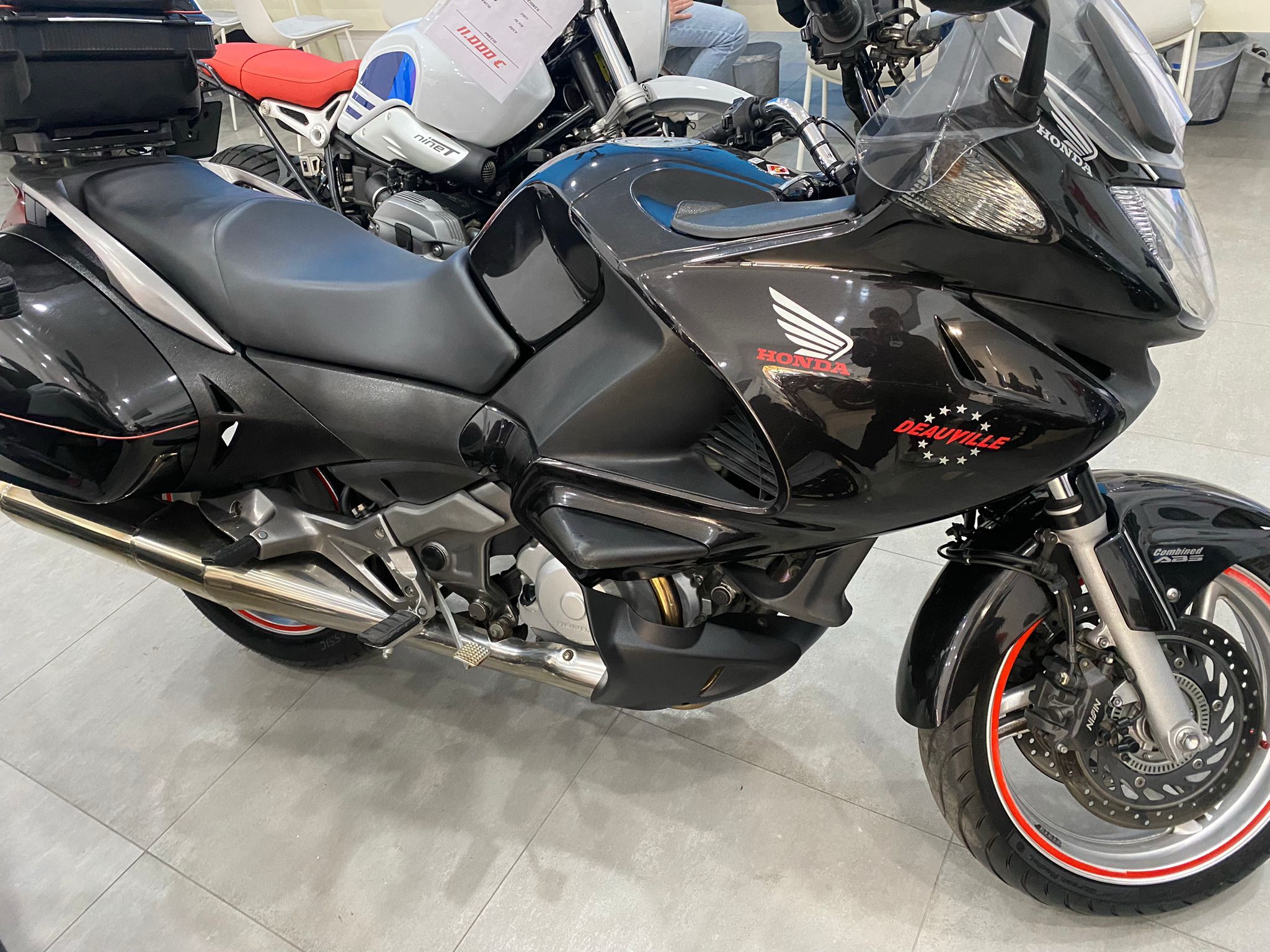 HONDA DEAUVILLE 700