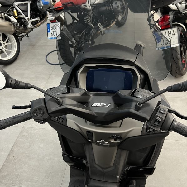 Alternative view of PIAGGIO MPP3 400